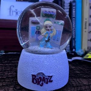 RARE 2001 Christmas BRATZ snow globe: Chloe